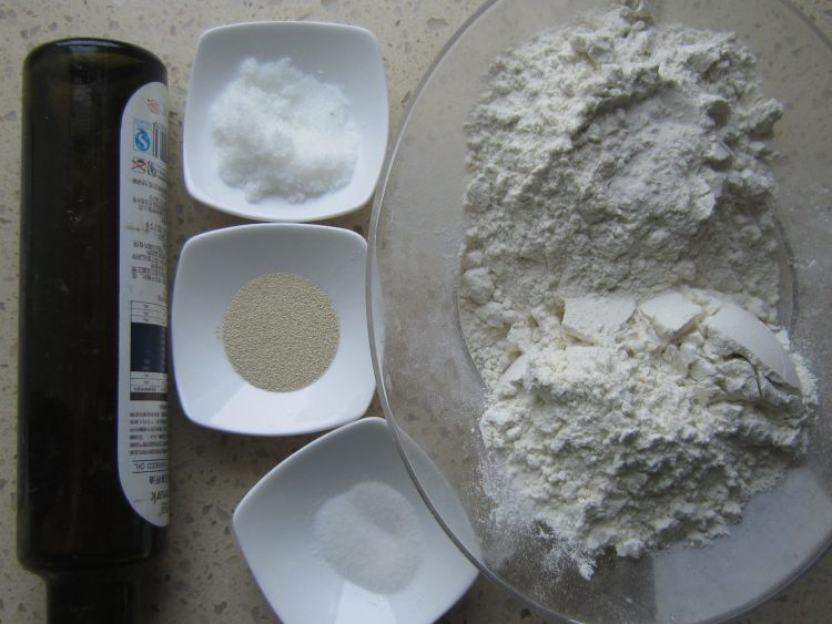 腊肠蘑菇披萨步骤1