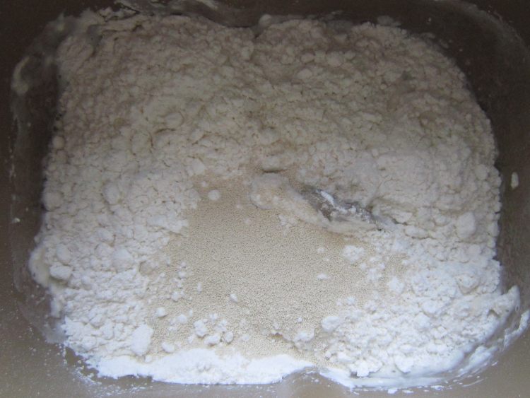 腊肠蘑菇披萨步骤3
