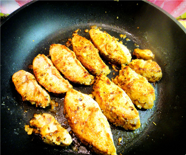 煎鸡胸肉步骤9