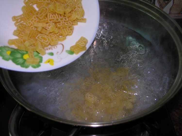 肉酱字母意面步骤17