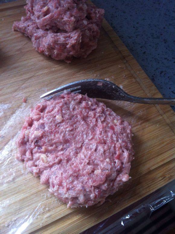 简单牛肉汉堡步骤2
