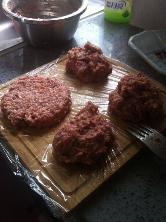 简单牛肉汉堡步骤1