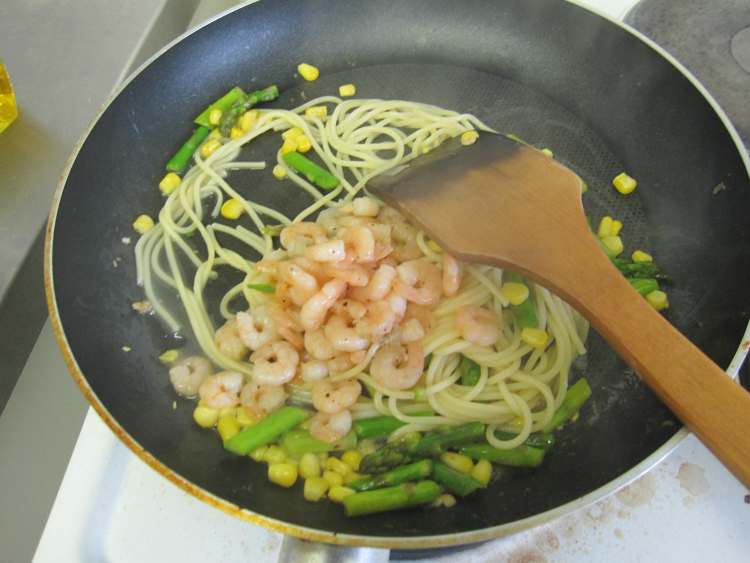 芦笋虾仁炒意面步骤8