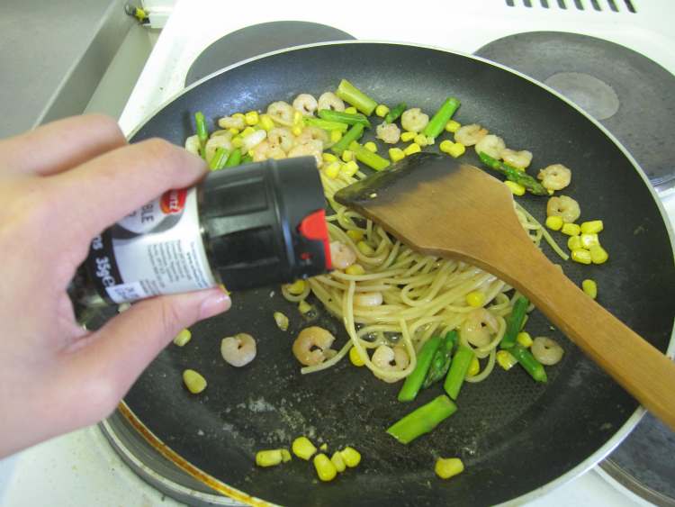 芦笋虾仁炒意面步骤10