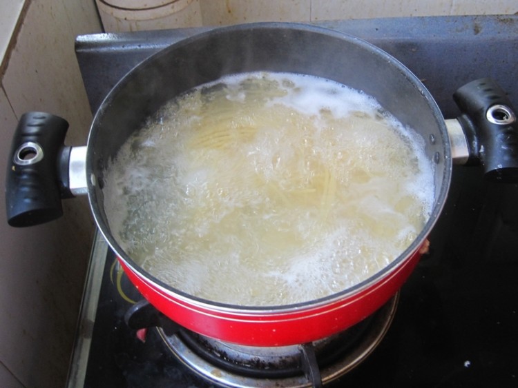 肉末时蔬意粉步骤3