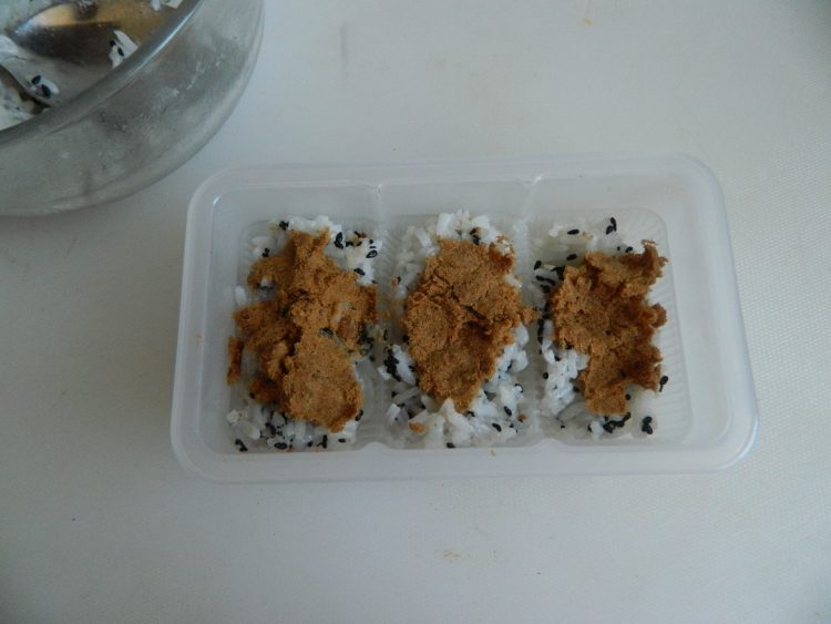 芝麻肉松饭团步骤2