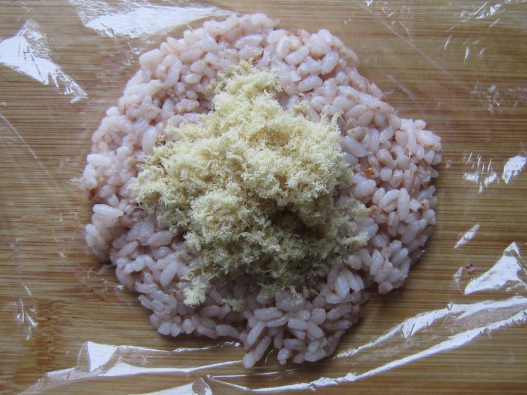 红粳米肉松饭团步骤5