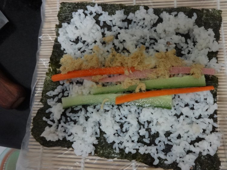 肉松寿司卷步骤3