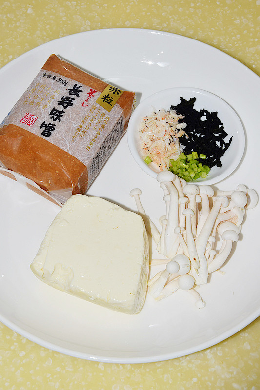 裙带味噌汤步骤1