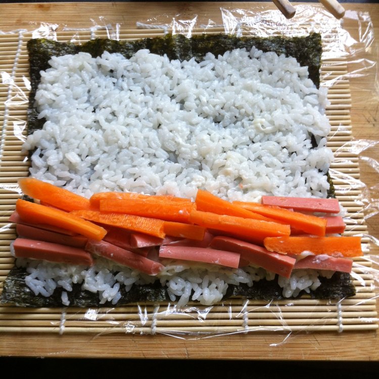 火腿黄瓜寿司步骤8