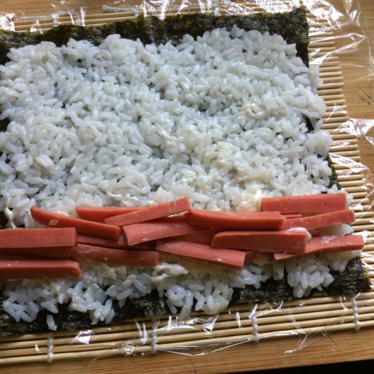 火腿黄瓜寿司步骤7