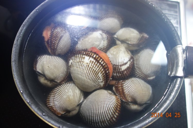 面露煮贝类步骤2