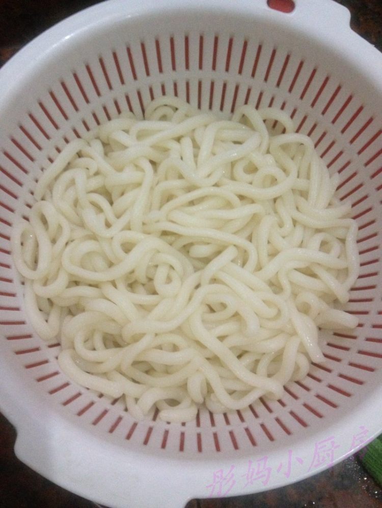 牛肉炒乌冬面步骤2