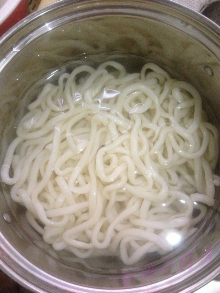 牛肉炒乌冬面步骤1