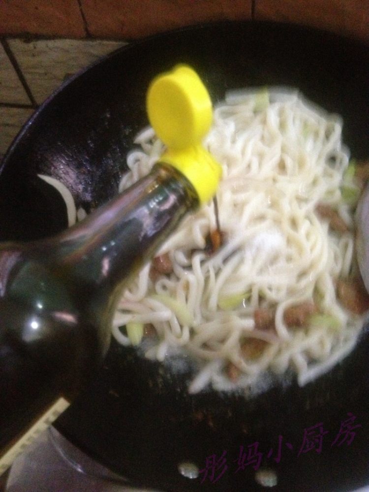 牛肉炒乌冬面步骤14