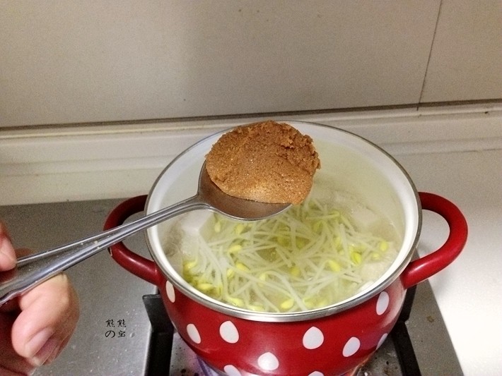 豆腐黄豆芽味噌汤步骤8