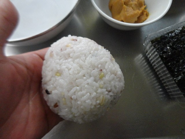 十八谷米味噌饭糰步骤7