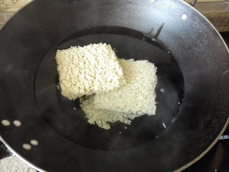 泡菜炒面步骤3