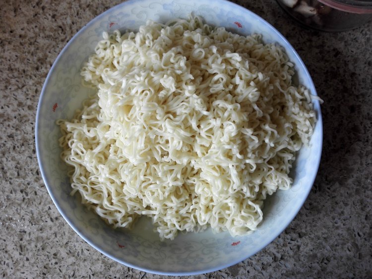 泡菜炒面步骤4