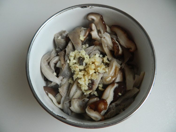 韩式炒蘑菇步骤6