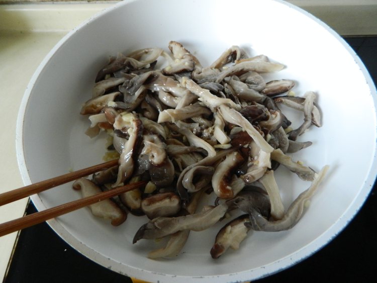 韩式炒蘑菇步骤8