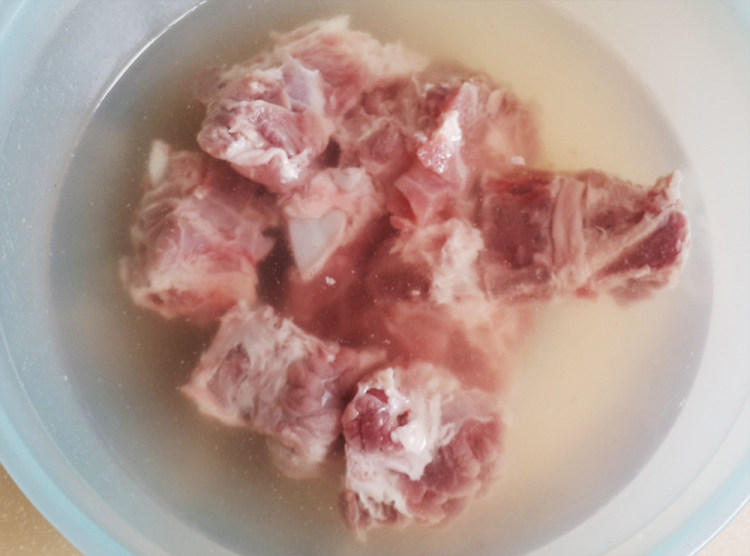 韩式排骨土豆汤步骤1