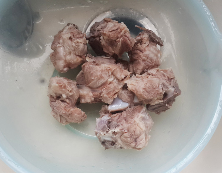 韩式排骨土豆汤步骤2