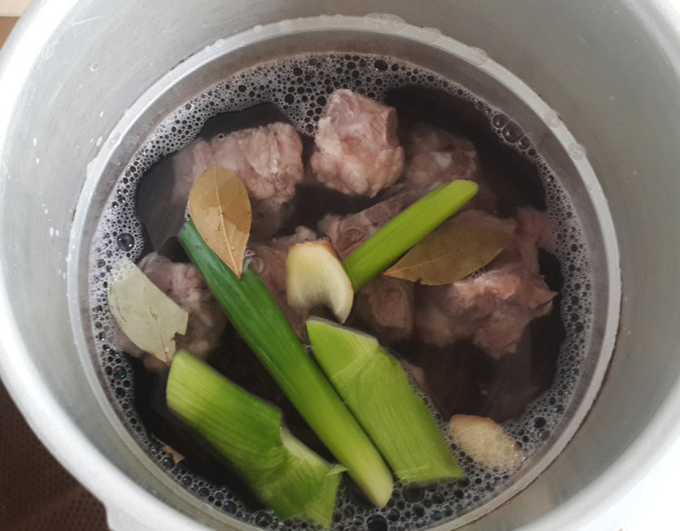 韩式排骨土豆汤步骤3