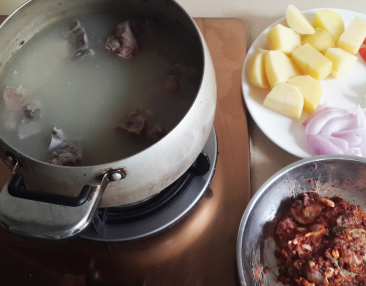 韩式排骨土豆汤步骤8