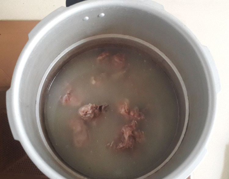 韩式排骨土豆汤步骤7