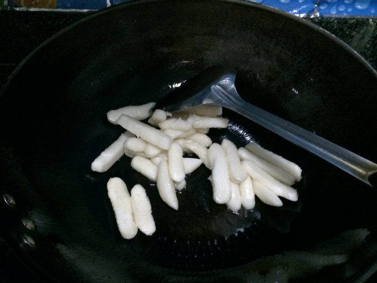 沙茶酱炒年糕步骤6