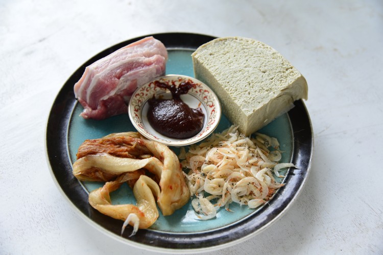 冻豆腐泡菜汤步骤1