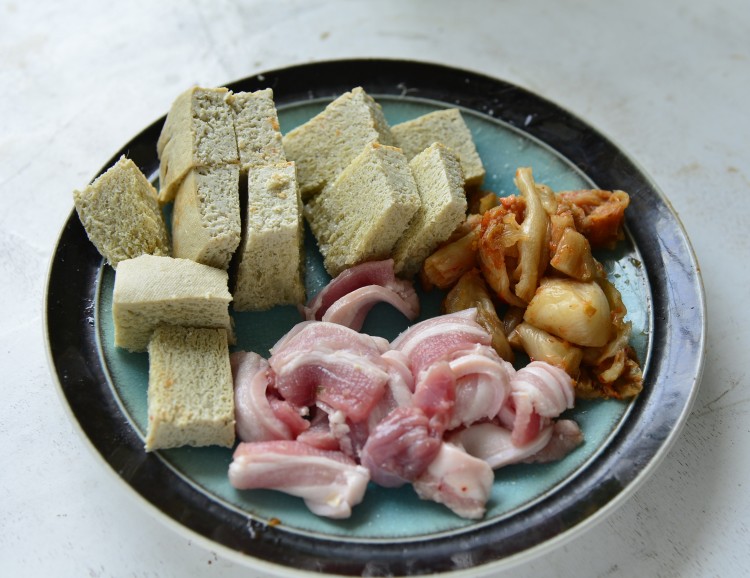 冻豆腐泡菜汤步骤2