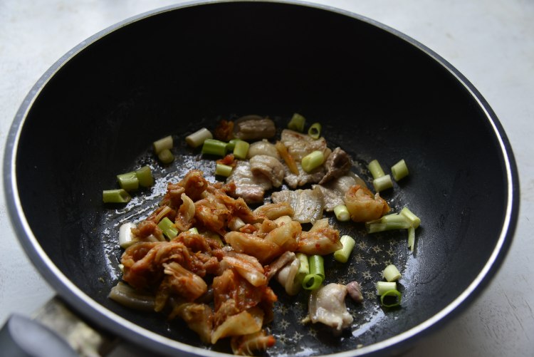 冻豆腐泡菜汤步骤5