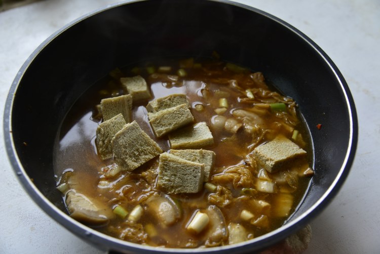 冻豆腐泡菜汤步骤7