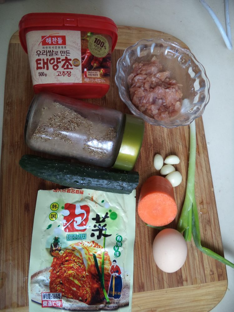猪肉泡菜石锅拌饭步骤2