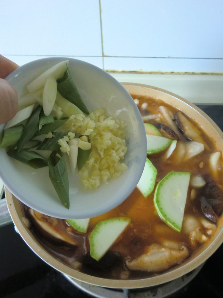 韩式干贝海带大酱汤步骤14
