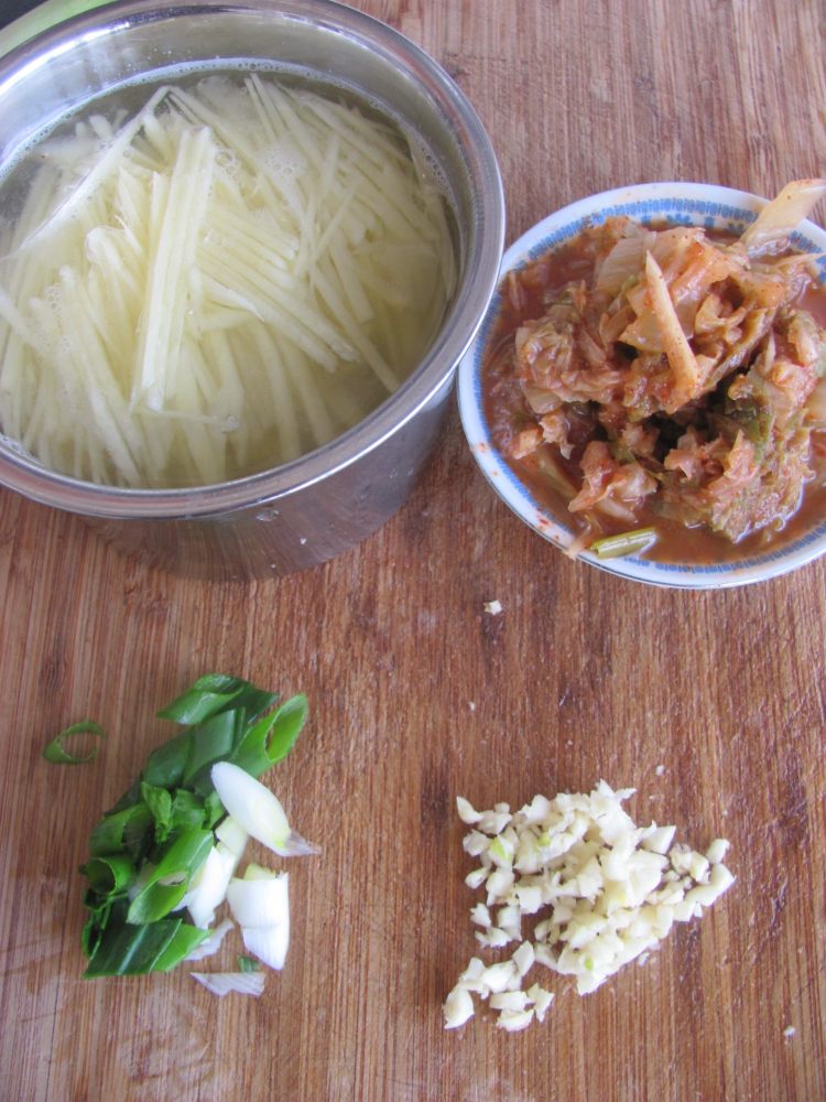 韩式泡菜炒土豆丝步骤2