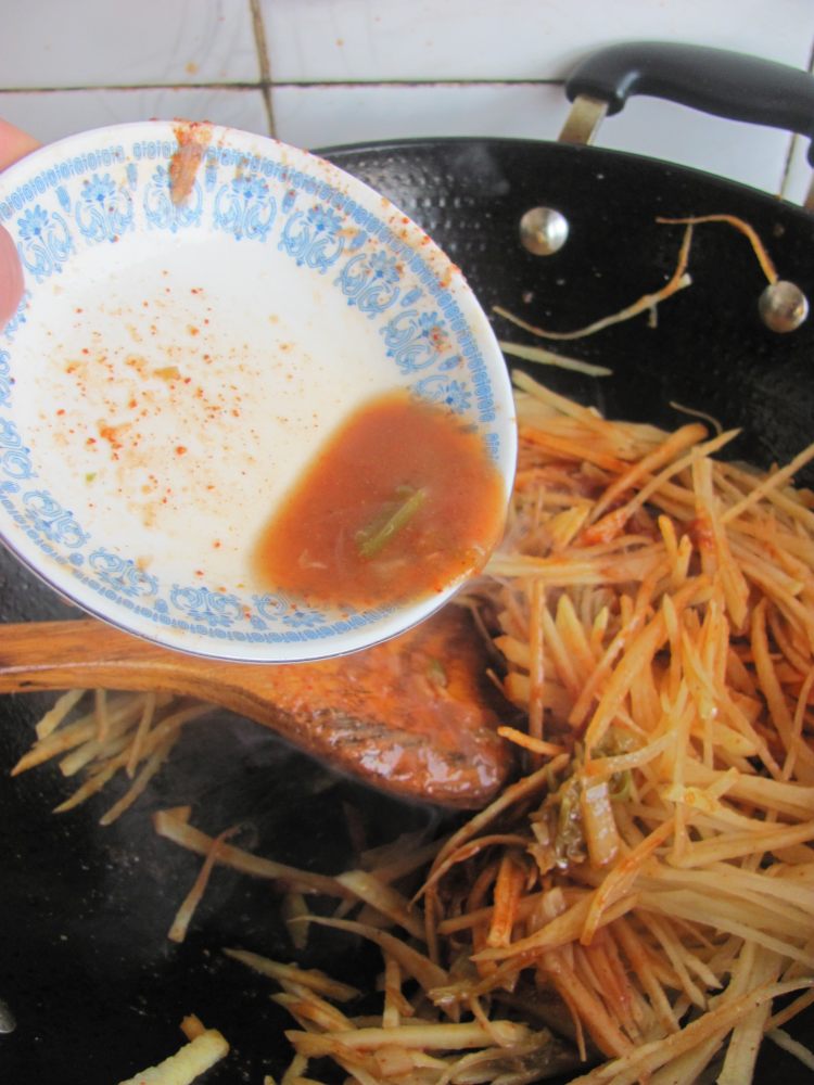 韩式泡菜炒土豆丝步骤6