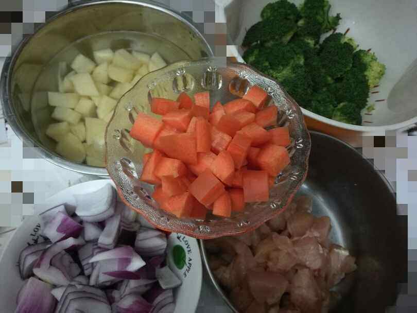 泰式黄咖喱鸡肉饭步骤1