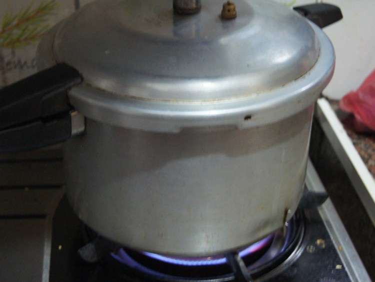 土豆萝卜咖喱牛腩步骤1