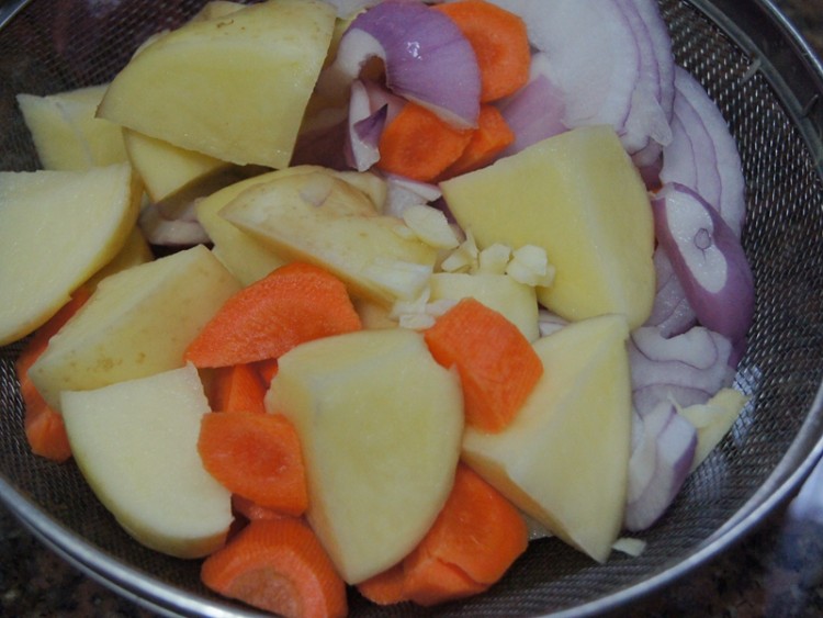 土豆萝卜咖喱牛腩步骤3