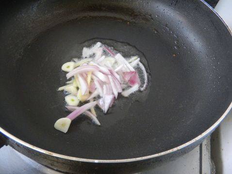 泰式黄咖喱炒蟹步骤5
