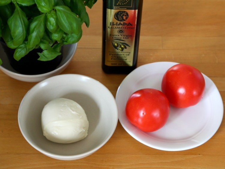 马苏里拉奶酪番茄沙拉步骤1