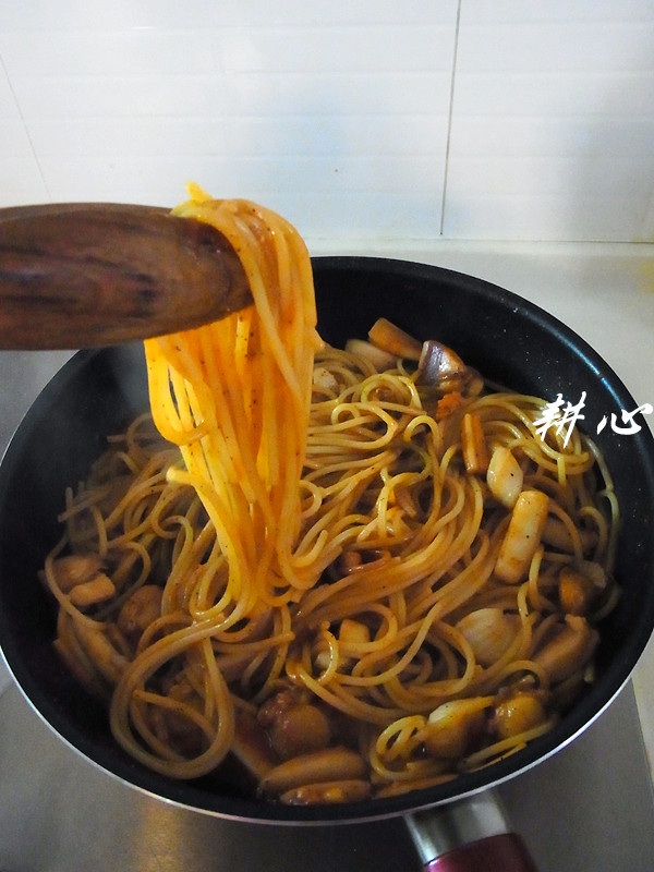 鱿鱼条扇贝皇炒意粉步骤11