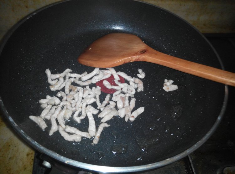 黑椒土豆肉丝意面步骤2
