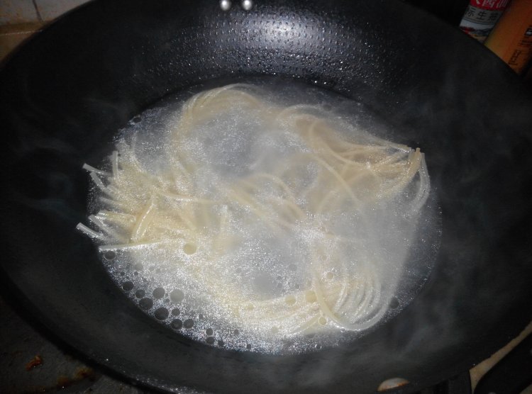 黑椒土豆肉丝意面步骤1