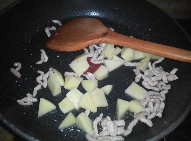 黑椒土豆肉丝意面步骤3
