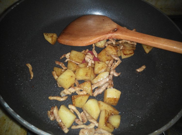 黑椒土豆肉丝意面步骤5