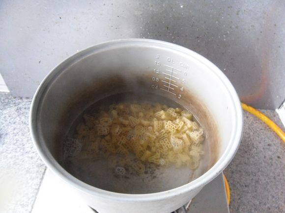 素炒字母意面步骤2